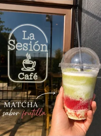 Matcha sabor frutilla frente al letrero de neón de La Sesión