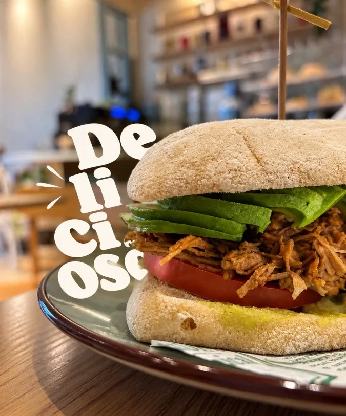 Sándwich de mechada con tomate y palta en ciabatta de La Sesión